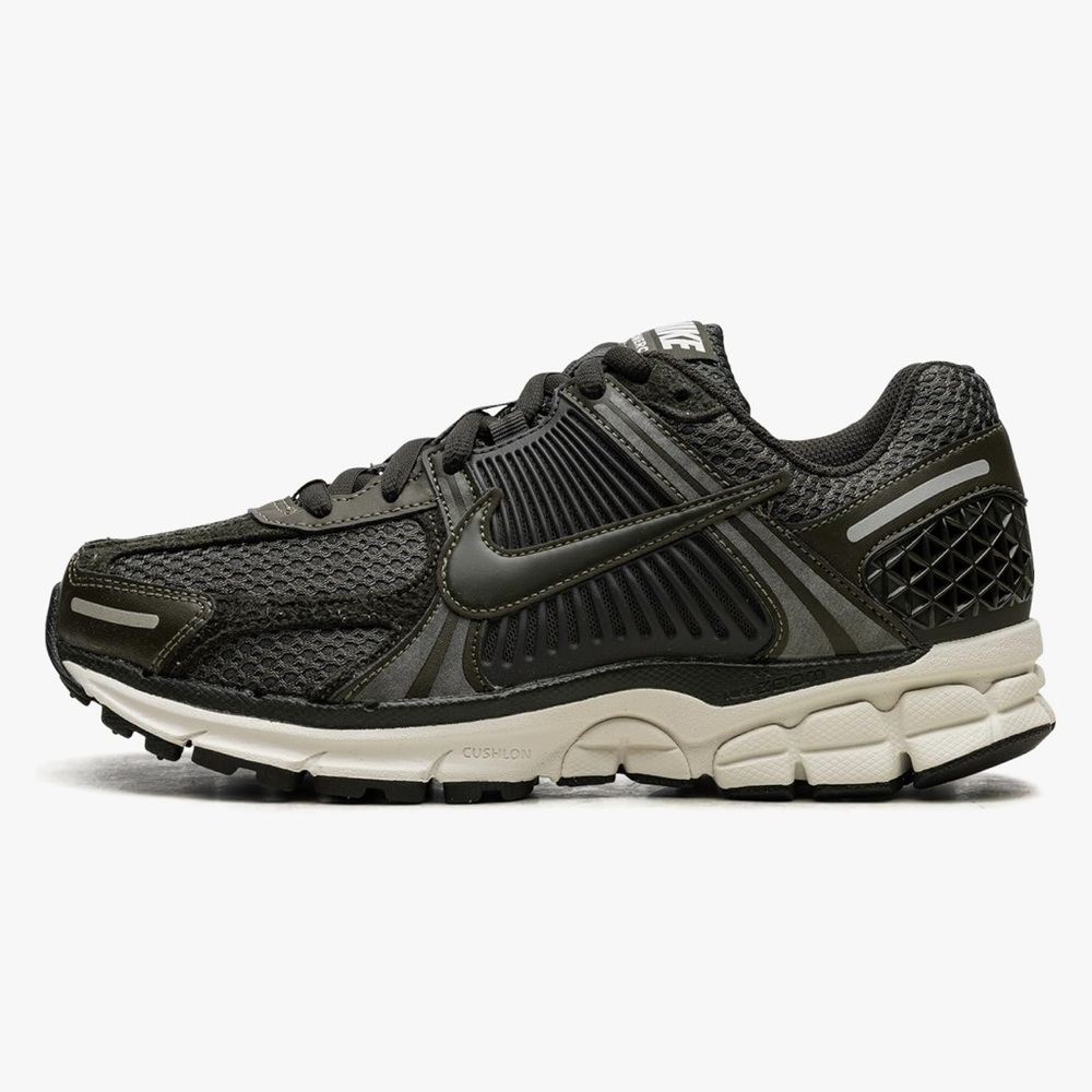 Nike Zoom Vomero 5 Sneakers Size 8.5 womens